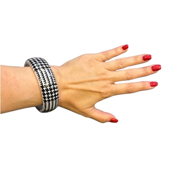 RARE Barbie Official 2010 Women’s Plastic Houndstooth Mattel Bangle Bracelet - Picture 1 of 7